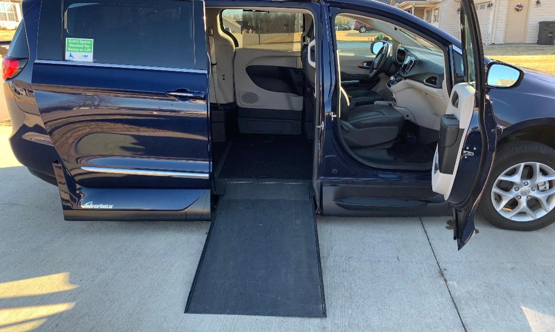 Used 2018 Chrysler Pacifica TOURING L Wheelchair Van