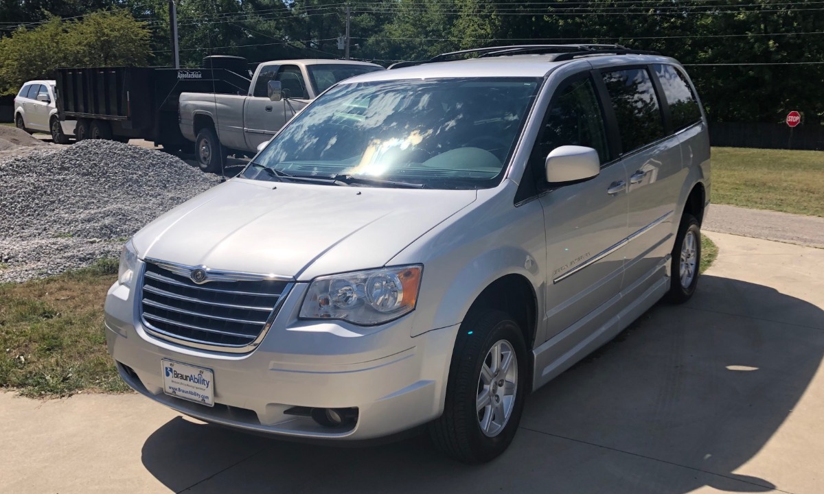 Used 2010 Chrysler Town & Country/Braun Entervan TOURING Wheelchair Van