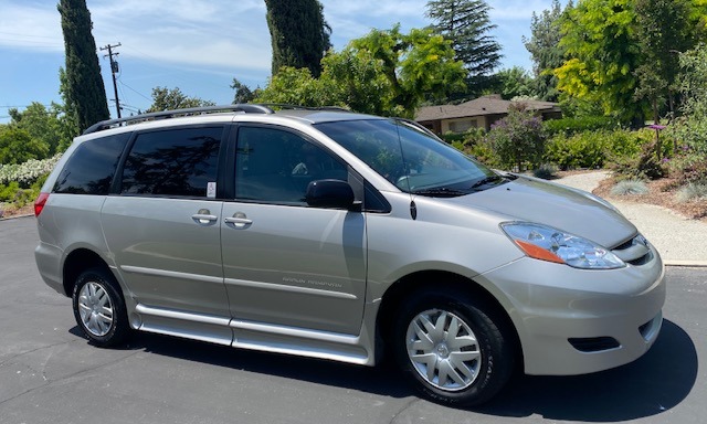 Used 2009 Toyota sienna LE Wheelchair Van